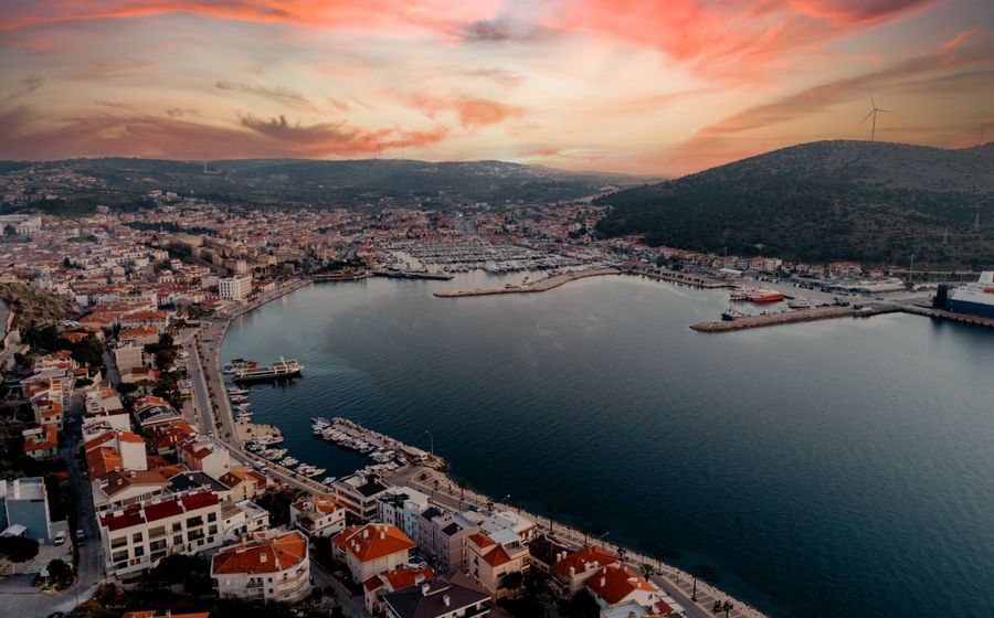 Körfez kıyısındaki şehir merkezi — İzmit